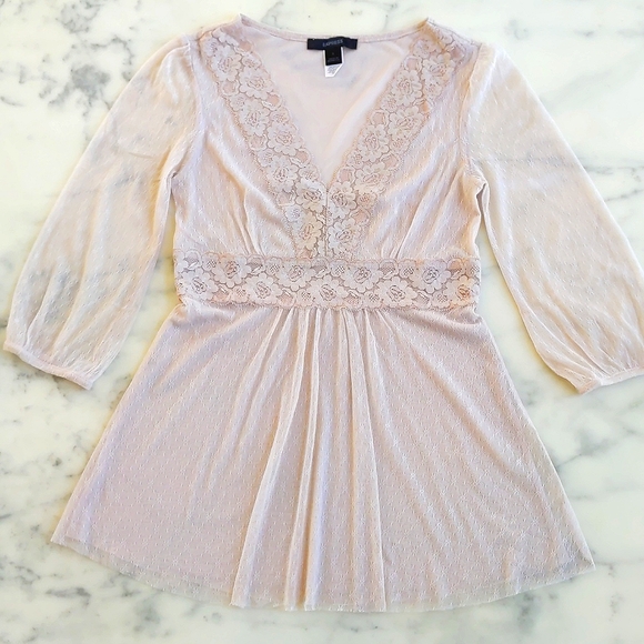 NWOT. Express 100% Nylon All Lace V-Neck Long Sleeve Blouse with Lining. - Picture 3 of 6